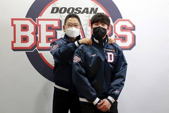 ▲ 김재호(오른쪽)는 두산 베어스 원클럽맨으로 남는다. ⓒ 두산 베어스
