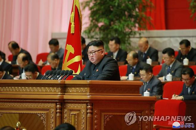 김정은, 당대회 3일차 사업총화보고 (평양 조선중앙통신=연합뉴스) 북한 김정은 노동당 위원장이 지난 7일 노동당 제8차 대회 3일차 회의에서 사업총화보고를 했다고 조선중앙통신이 8일 보도했다. 2021.1.8      [국내에서만 사용 가능. 재배포 금지. For Use Only in the Republic of Korea. No Redistribution] photo@yna.co.kr