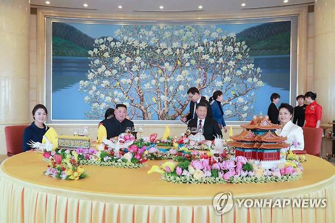 와인 마시는 김정은·시진핑 부부 (서울=연합뉴스) 김정은 북한 국무위원장 부부와 시진핑(習近平) 중국 국가주석 부부가 9일 중국 베이징(北京)의 호텔 북경반점에서 점심을 먹기에 앞서 와인을 마시고 있는 모습을 노동당 기관지 노동신문이 10일 보도했다. 2019.1.10       [국내에서만 사용가능. 재배포 금지. For Use Only in the Republic of Korea. No Redistribution] nkphoto@yna.co.kr