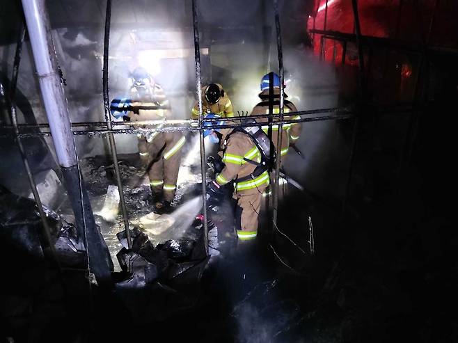 횡성서 화목난로 불티 추정 농막 화재 [강원도소방본부 제공. 재판매 및 DB 금지]