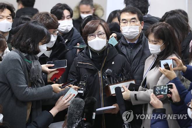 입장 밝히는 이나영 정의기억연대 이사장 (서울=연합뉴스) 한종찬 기자 = 일본군 위안부 피해자들이 일본 정부를 상대로 낸 손해배상 청구 소송에서 처음으로 승소했다. 서울중앙지법은 8일 고(故) 배춘희 할머니 등 위안부 피해자 12명이 일본 정부를 상대로 제기한 손해배상 청구 소송에서 "원고들에게 1인당 1억원을 지급하라"고 원고 승소로 판결했다. 위안부 피해자들이 일본 정부를 상대로 우리나라 법원에 낸 손해배상 청구 소송은 여러 건 있으나, 이 중 판결이 선고된 것은 이번이 처음이다. 이날 이나영 정의기억연대 이사장이 공판이 끝난 뒤 입장을 밝히고 있다. 2021.1.8 saba@yna.co.kr
