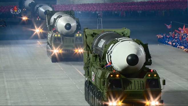 북한이 10일 노동당 창건 75주년 기념 열병식에서 신형 대륙간탄도미사일(ICBM)을 공개했다. [사진=연합뉴스]