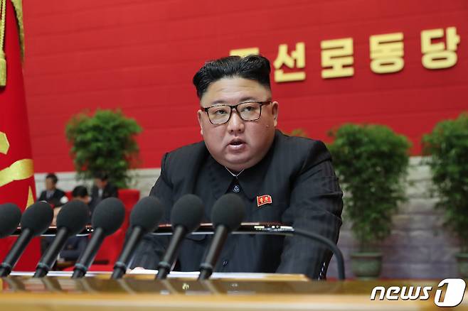 (평양 노동신문=뉴스1) = 김정은 북한 국무위원장이 지난 7일 제8차 노동당 대회 3일 차 회의를 진행했다고 노동당 기관지 노동신문이 8일 전했다. 신문은 "보고는 조성된 형세와 변천된 시대적 요구에 맞게 대남 문제를 고찰하였다＂라며 ＂대외관계를 전면적으로 확대 발전시키기 위한 우리 당의 총적 방향과 정책적 입장을 천명하였다＂라고 보도했다. [국내에서만 사용가능. 재배포 금지. DB 금지. For Use Only in the Republic of Korea. Redistribution Prohibited] rodongphoto@news1.kr