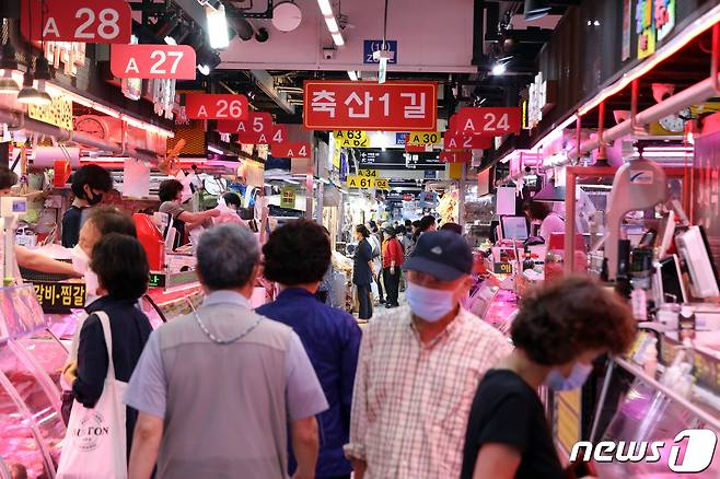 추석 연휴를 보름여 앞둔 16일 서울 송파구 가락시장 내 가락몰에서 시민들이 장을 보고 있다. 2020.9.16/뉴스1 © News1 황기선 기자