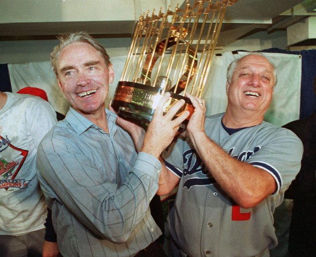 1988년 월드시리즈 우승 트로피를 들고 있는 토미 라소다 전 LA 다저스 감독(오른쪽). 오클랜드 | AP 연합뉴스.