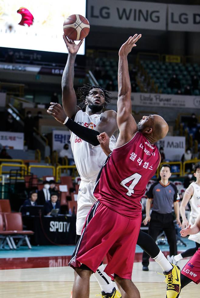 골밑 슛을 시도하는 SK 자밀 워니. 사진제공=KBL