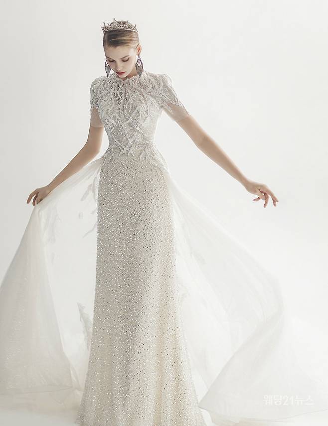 사진 : 웨딩드레스 벨에포크(대구지점(지니케이) ,&nbsp;수원지점(노블레스컨벤션),&nbsp;광주지점(시크릿웨딩),&nbsp;부산지점(그랜드블랑),&nbsp;전주지점(시집가는날)),&nbsp;포토그래퍼 유창환(앤유스튜디오),&nbsp;헤어 설영 메이크업 유진(로쉬),&nbsp;모델 아리나,&nbsp;액세서리 수야,&nbsp;플라워 블랑드로미오