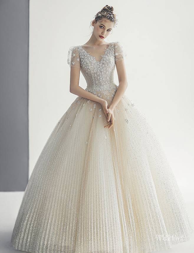 사진 : 웨딩드레스 벨에포크(대구지점(지니케이) ,&nbsp;수원지점(노블레스컨벤션),&nbsp;광주지점(시크릿웨딩),&nbsp;부산지점(그랜드블랑),&nbsp;전주지점(시집가는날)),&nbsp;포토그래퍼 유창환(앤유스튜디오),&nbsp;헤어 설영 메이크업 유진(로쉬),&nbsp;모델 아리나,&nbsp;액세서리 수야,&nbsp;플라워 블랑드로미오