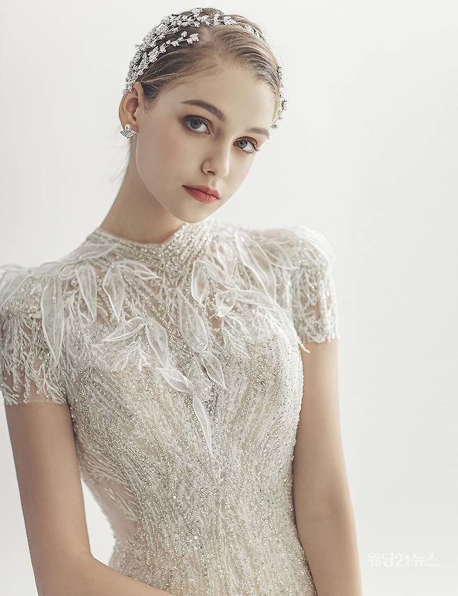 사진 : 웨딩드레스 벨에포크(대구지점(지니케이) ,&nbsp;수원지점(노블레스컨벤션),&nbsp;광주지점(시크릿웨딩),&nbsp;부산지점(그랜드블랑),&nbsp;전주지점(시집가는날)),&nbsp;포토그래퍼 유창환(앤유스튜디오),&nbsp;헤어 설영 메이크업 유진(로쉬),&nbsp;모델 아리나,&nbsp;액세서리 수야,&nbsp;플라워 블랑드로미오