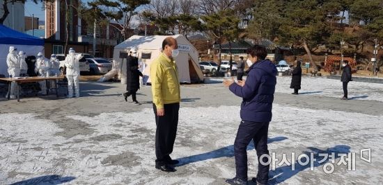 강영석 상주시장이 9일 왕산역사공원 임시선별진료소를 찾아 상황을 살펴보고 있는 모습.