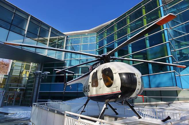 지난달 31일 문화재로 등록 예고된 국내 최초 소방 헬기 '까치 2호'가 서울 동작구 보라매안전체험관 야외에 전시돼 있다. /양수열 영상미디어 기자