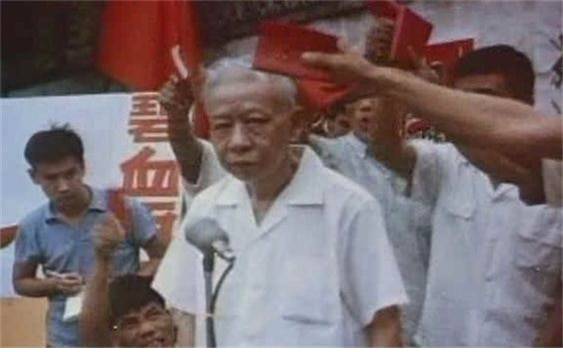 <홍위병에 비투 당하는 류샤오치 1967년 7월 18일 중난하이에서/ 공공부문>