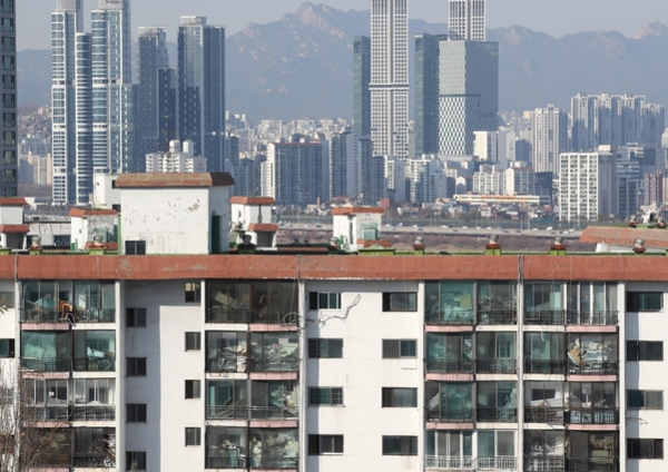 서울 강남구 삼성동에서 바라본 강남 재건축 아파트(앞쪽)와 뒤로 보이는 강북 아파트. /연합뉴스