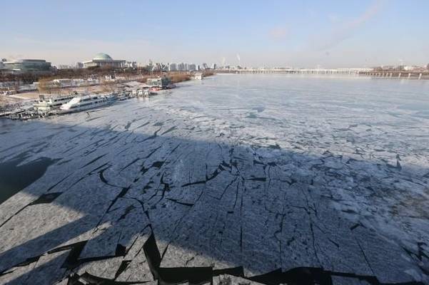 올겨울 한강 첫 결빙이 관측된 9일 오전 서울 서강대교 인근 한강이 얼어있다. /연합뉴스