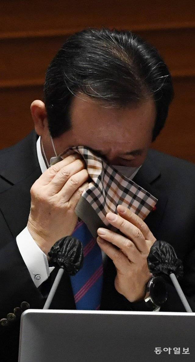정세균 국무총리가 8일 국회에서 열린 긴급현안질의에서 피해를 입은 소상공인, 자영업자에 대한 대책과 관련해 “역지사지를 해보면 얼마나 힘들까 눈물이 난다”면서 손수건으로 눈물을 닦고 있다. 김재명 기자 base@donga.com