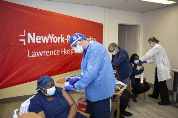 지난 8일(현지시간) 미국 뉴욕 브롱스빌의 뉴욕-장로교 로런스 병원에서 보건 종사자들이 화이자의 코로나19 백신을 접종받고 있다.AP뉴시스