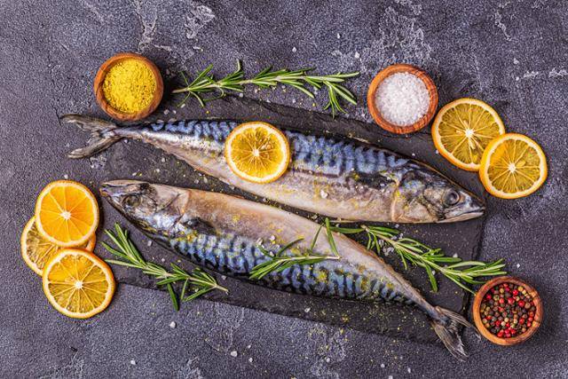 고등어는 소금을 뿌려 삼투압 현상을 일으키거나 산성물질로 중화하는 방법으로 비린내를 잡을 수 있다. 게티이미지뱅크