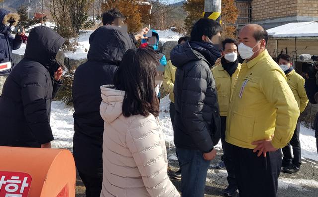 7일 강영석 상주시장(오른쪽)이 BTJ열방센터 정문에서 관계자들에게 시설폐쇄 행정명령을 설명하고 있다. 상주시 제공