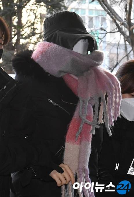 집행유예 기간 중임에도 또 마약을 투약한 혐의로 경찰 수사를 받고 있는 남양유업 창업주의 외손녀인 황하나씨가 7일 서울서부지법에서 구속 전 피의자심문(영장실질심사)을 받기 위해 입장하고 있다. [사진=정소희 기자]