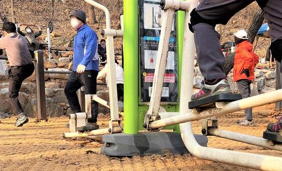 사회적 거리두기 2.5단계로 실내체육시설 집합금지가 한 달 가까이 이어지던 지난 1월 1일 경기도의 한 '산스장(산속 헬스장)'에서 근처 주민들이 운동에 열중하고 있다. 김홍준 기자