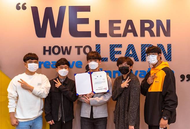 경남대 창업동아리 귀썰미. 기계공학부 재학중인 왼쪽부터 이준성 , 노현준, 하상효, 김지헌, 박찬혁씨. 다양한 스마트 체온계를 개발해 주목받고 있다. [사진 제공 = 귀썰미]