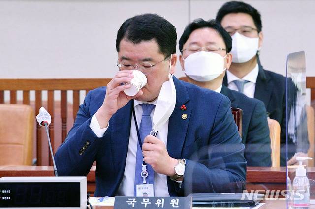 [서울=뉴시스]최동준 기자 = 최종건 외교부 제1차관이 6일 서울 여의도 국회 외교통일위원회에서 열린 이란의 한국 선박 나포 관련 긴급 간담회에서 물을 마시고 있다. (공동취재사진) 2021.01.06. photo@newsis.com