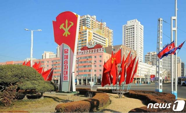 (평양 노동신문=뉴스1) = 북한 노동당 기관지 노동신문은 7일 제8차 당 대회를 맞은 수도 평양의 거리를 조명했다. 평양 거리엔 '당 제8차 대회'라는 문구와 함께 붓과 망치, 낫 그림이 그려진 당기가 여러 개 꽂혀있다.   [국내에서만 사용가능. 재배포 금지. DB 금지. For Use Only in the Republic of Korea. Redistribution Prohibited]  rodongphoto@news1.kr