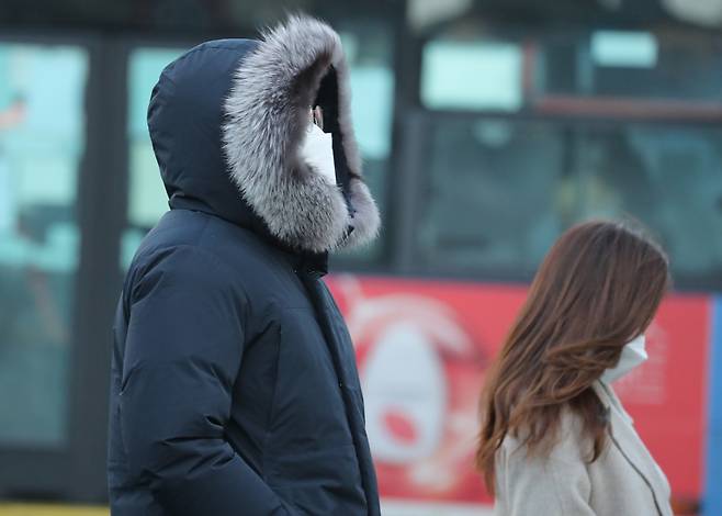 지난 8일 최강추위가 몰아친 아침 출근길 모습. [연합]