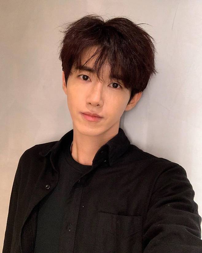 Broadcaster Hwang Kwanghee has revealed his current status.On January 9, Hwang Kwanghee posted a picture on his Instagram.Hwang Kwanghee, dressed in black costumes in the public photos, boasts a chic charm. The warm atmosphere of Hwang Kwanghee captures the Sight.The netizens who watched the photos responded good-looking and attractive.On the other hand, Hwang Kwanghee was in charge of MBC Everlon entertainment program Pink Festa.