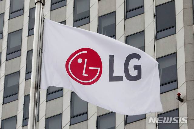 [서울=뉴시스]김병문 기자 = LG전자는 2분기 연결 기준 매출 12조8338억원, 영업이익 4954억원의 실적을 기록했다고 30일 공시했다. 매출은 전년 동기 대비 17.9%, 영업이익은 24.1% 각각 감소했다.사진은 이날 서울 영등포구 LG트윈타워 입구에 설치된 LG 깃발이 바람에 펄럭이는 모습. 2020.07.30. dadazon@newsis.com