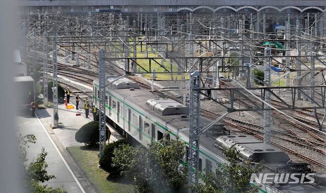 [서울=뉴시스]홍효식 기자 = 인력 충원, 임금피크제 폐지 등을 요구하고 있는 서울교통공사 노조가 금일 본교섭에서 합의에 이르지 못할 경우 내일부터 3일간 서울지하철 1~8호선의 1차 총파업에 나서겠다고 예고한 가운데 15일 오후 서울 양천구 신정차량사업소에서 관계자들이 작업하고 있다. 2019.10.15. yesphoto@newsis.com