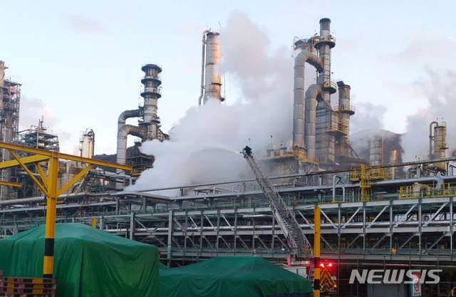 [여수=뉴시스] 김혜인 기자 = 9일 오후 4시19분께 전남 여수시 월하동 국가산단 내 GS칼텍스 1공장 배관에서 불이 나 소방당국이 불을 끄고 있다. (사진=여수시 제공) 2021.01.09. photo@newsis.com