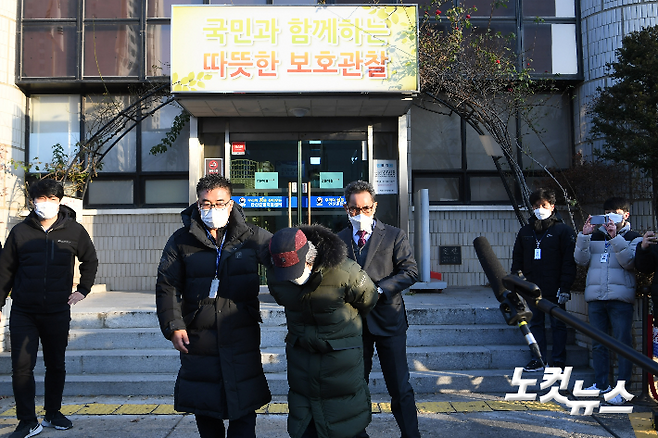 형기를 마치고 출소한 아동 성범죄자 조두순이 지난달 12일 오전 경기도 안산시 법무부 안산준법지원센터에서 신고를 마치고 건물을 나서고 있다. 이한형 기자