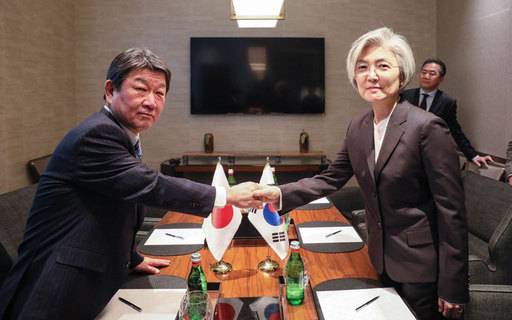 강경화 외교부 장관이 모테기 도시미쓰 일본 외무상과 2020년 1월 14일(현지시간) 미국 팰로앨토 포시즌스 호텔에서 한·일 외교장관 회담을 마친 뒤 악수하고 있는 모습. 외교부 제공