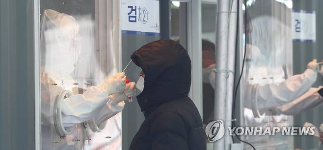 최강한파에 선별진료소는... (서울=연합뉴스) 한상균 기자 = 8일 오전 서울역광장 임시선별진료소 모습. 지난 7일부터 한파로 수도권 임시 선별검사소는 운영시간을 3∼5시간가량 단축했다. 2021.1.8 xyz@yna.co.kr