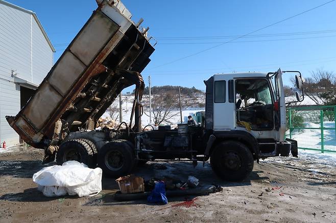 화재로 그을린 제설차 [전남 무안소방서 제공. 재판매 및 DB 금지]
