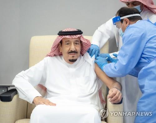 사우디아라비아의 살만 빈 압둘아지즈 알사우드 국왕이 8일(현지시간) 신종 코로나바이러스 감염증(코로나19) 백신을 맞고 있다.[EPA=연합뉴스]
