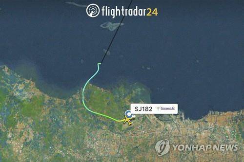 인니 국내선 여객기 자카르타 공항 이륙 4분 만에 추락 [AP=연합뉴스]