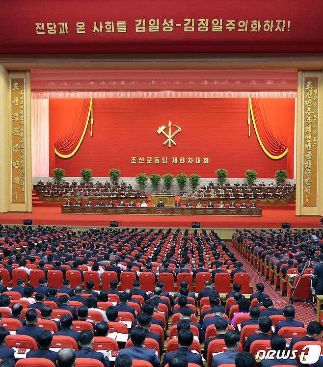 (평양 노동신문=뉴스1) = 북한 노동당 기관지 노동신문은 10일 제8차 당 대회 5일 차 회의가 전날 열렸다고 전했다. 전날 대회에서는 당 중앙위원회 사업총화에 대한 토론에 이어 당 중앙검사위원회 사업총화 보고가 이뤄졌다. 아울러 셋째 의정인 당규약 개정안에 대한 결정서가 채택됐다. [국내에서만 사용가능. 재배포 금지. DB 금지. For Use Only in the Republic of Korea. Redistribution Prohibited] rodongphoto@news1.kr