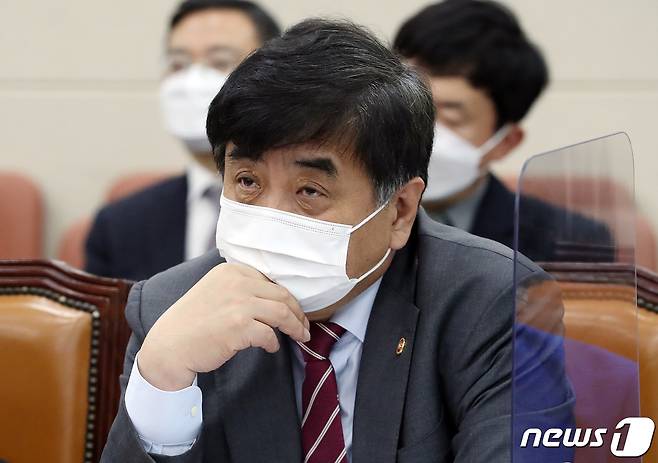 한 위원장은 지난 6일 5기 방통위 비전을 설명하는 자리에서는 "공식적으로 방송통신위원회 차원에서든 정부 차원에서든 수신료 인상을 하겠다, 안 하겠다 이런 논의들에 대해서는 진행된 바가 없다"고 선을 그었다. 2020.11.17/뉴스1 © News1 박세연 기자