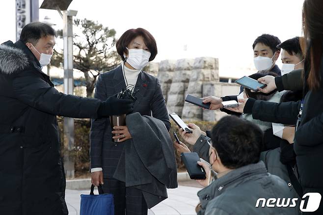 한정애 환경부 장관 후보자(더불어민주당 의원)가 4일 오전 서울 서초구 한강홍수통제소에 마련된 청문회 준비 사무실로 출근하며 취재진의 질문을 듣고 있다. 2021.1.4/뉴스1 © News1 이승배 기자