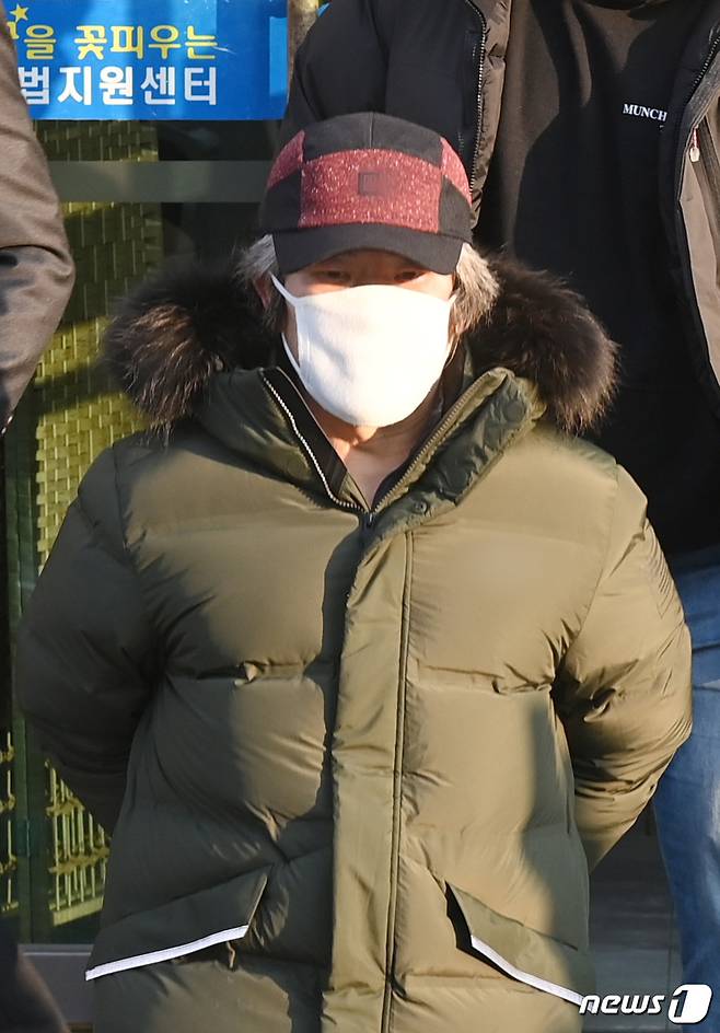 아동 성폭행 혐의로 징역 12년을 복역 후 출소한 조두순(68)이 지난달 12일 오전 경기도 안산준법지원센터에서 행정절차를 마치고 뒷짐을 진 채 이동하고 있다. 2020.12.12/뉴스1 © News1 조태형 기자