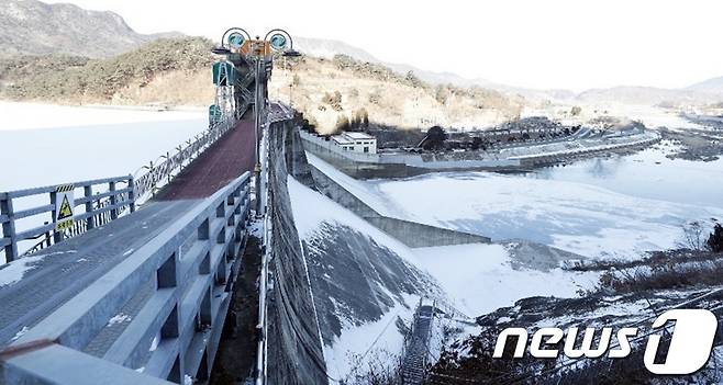 충북의 최저기온이 영하 20도를 오르내리면서 연일 맹추위가 몰아치고 있다. 9일 아침 최저기온은 제천 영하 22도, 음성 영하 21도, 괴산·보은 영하 20도, 진천 영하 19도, 세종·충주·단양·영동·증평 영하 18도, 옥천 17도, 추풍령 영하 15도, 청주 영하 15도를 기록했다. 이날 괴산군 칠성면 괴산댐이 얼어붙어 빙벽으로 변했다. 2020.1.9/뉴스1 © News1 김정수 기자