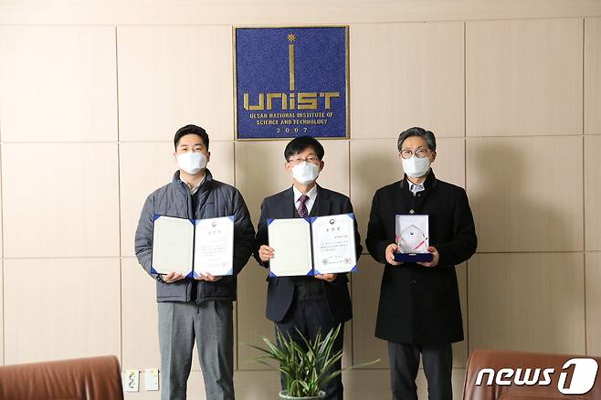 UNIST(총장 이용훈)가 안전 · 재난관리  우수 장관 표창을 받았다. 왼쪽부터 .표효빈 안전경영팀원, 노승훈 안전시설관리본부장, 김준모 시설팀장.unist© 뉴스1