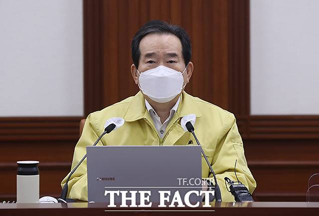 정세균 국무총리는 11일부터 지급되는 3차 재난지원금에 대해 "설 명절 이전에 전체 지원금의 90%를 지급해 드린다는 목표를 세웠다"며 "그간의 경험을 토대로 관계부처와 지자체가 합심해서 속도전에 나서 주시기 바란다"고 10일 밝혔다. /뉴시스