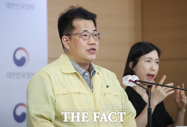 손영래 중수본 사회전략반장은 "2월부터는 예방접종과 치료제를 통해 안정적인 방역대응이 가능해진다는 점에서 지금이 무척 중요한 시기"라고 말했다./뉴시스