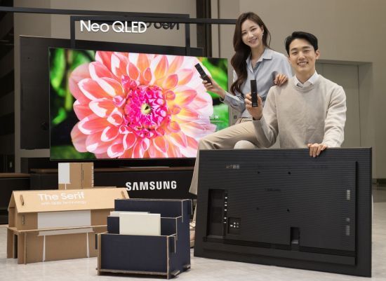 삼성전자 모델이 수원 삼성 디지털시티에서 2021년 신제품 Neo QLED TV와 새롭게 적용된 솔라셀 리모컨, 에코 패키지를 소개하고 있다.