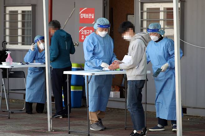 전남 순천시보건소 선별진료소에서 시민이 코로나 진단검사 절차를 안내받고 있다. /연합뉴스