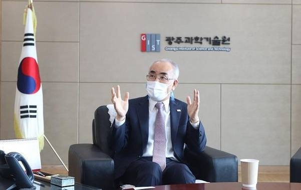 김기선 지스트 총장이 지난 7일 오후 2시 광주광역시 본원 총장실에서 인터뷰하는 모습. /지스트 제공