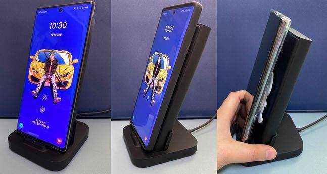 샤오미 2인(in) 1 스탠드형 보조배터리. 오른쪽 사진처럼 그립톡을 사용하면 충전이 불가능하다.ⓒ데일리안 김은경 기자